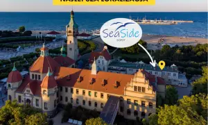 Widok z lotu ptaka na Sopocką plażę, morze, molo i zabytkowe budynki.