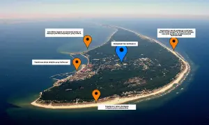 Widok lotniczy Półwyspu Helskiego z zaznaczonymi plażami i pensjonatem.