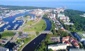 Widok z lotu ptaka na port jachtowy, rzekę i miasto Kołobrzeg z widokiem na morze.
