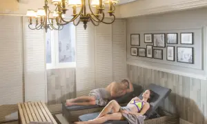 Para relaksuje się na leżakach w spa, przykryci ręcznikami.