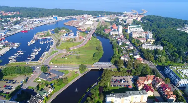 Widok z lotu ptaka na port jachtowy, rzekę i miasto Kołobrzeg z widokiem na morze.