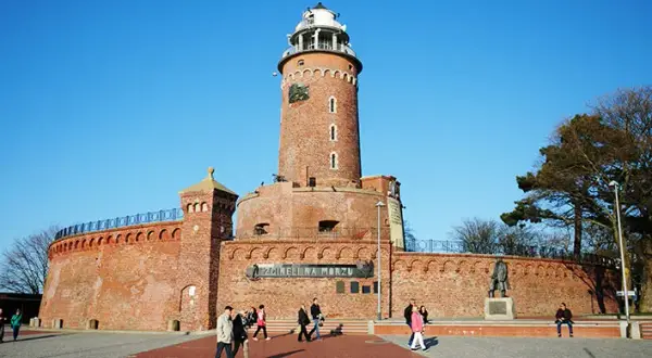 Ile schodów ma latarnia morska w Kołobrzegu? Przygotuj się na wspinaczkę!