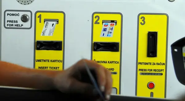 Automat do płatności za autostrady z miejscami na włożenie biletu, karty i odbiór paragonu.