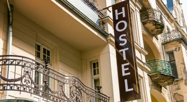 Czym się różni hotel od hostelu? Kluczowe różnice, które musisz znać