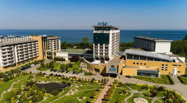 Widok z lotu ptaka na kompleks Arka Medical Spa w Kołobrzegu z basenem i ogrodem.
