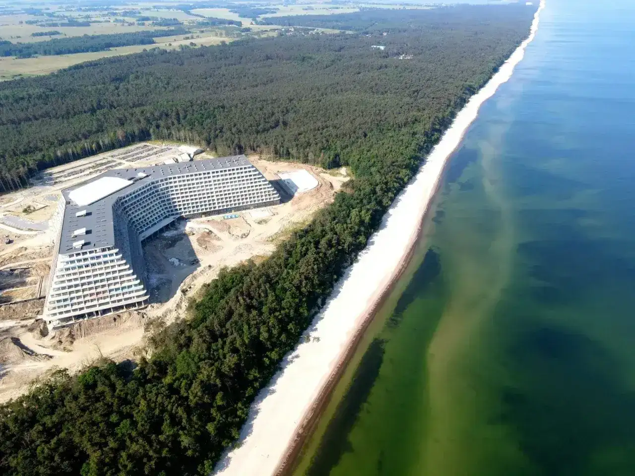 Nowy hotel Gołębiewski w Pobierowie, rozległy kompleks hotelowy tuż przy piaszczystej plaży i sosnowym lesie, wciąż w budowie.
