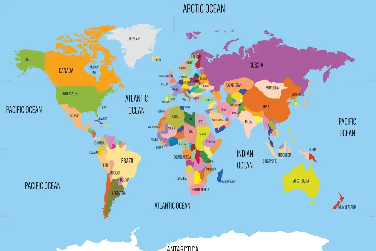 Mapa świata z zaznaczonymi oceanami i krajami. Różnica między morzem a oceanem jest widoczna na przykładzie Atlantyku i Pacyfiku.
